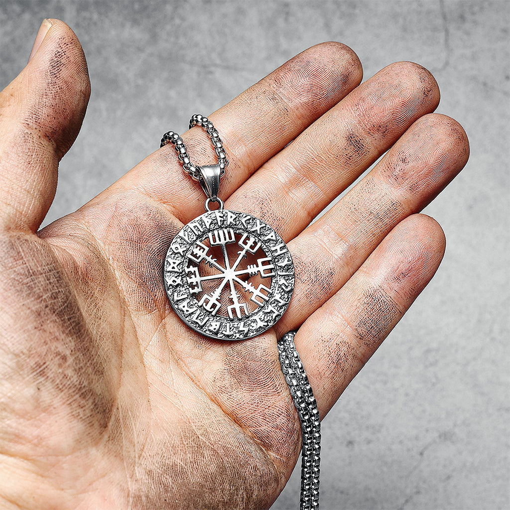 Utskuret hängsmycke med rungaldern vegvisir och runor runtom