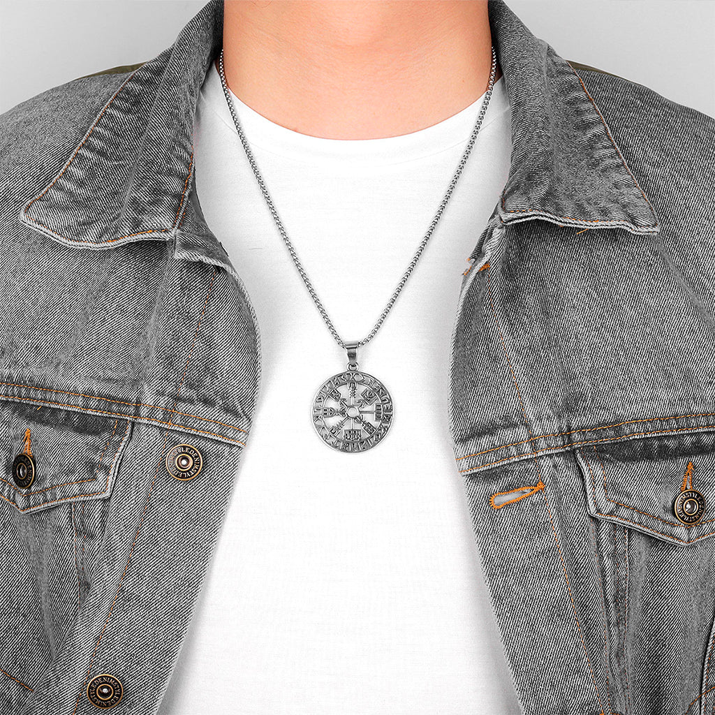 Stålfärgat halsband föreställande viking kompass