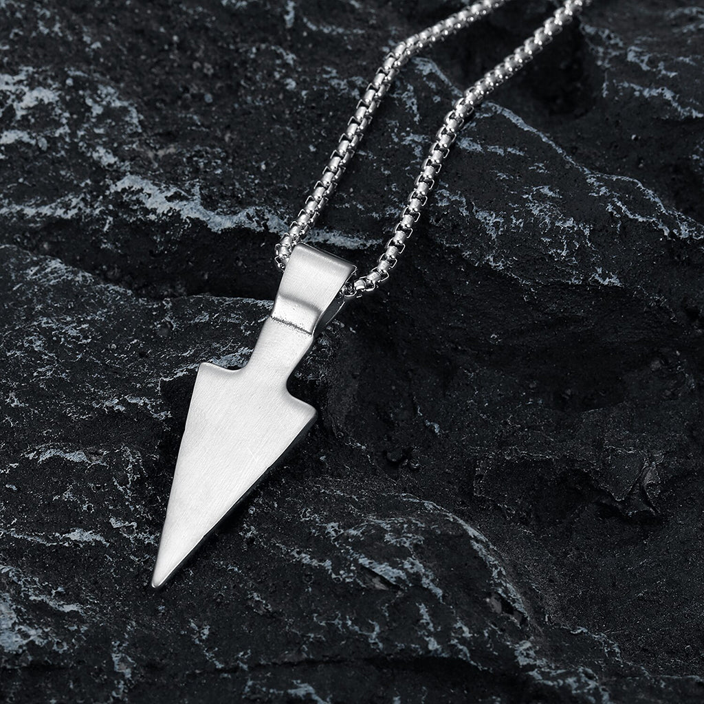 Vikingatida halsbandssmycke i rostfritt stål i form av spjutspets
