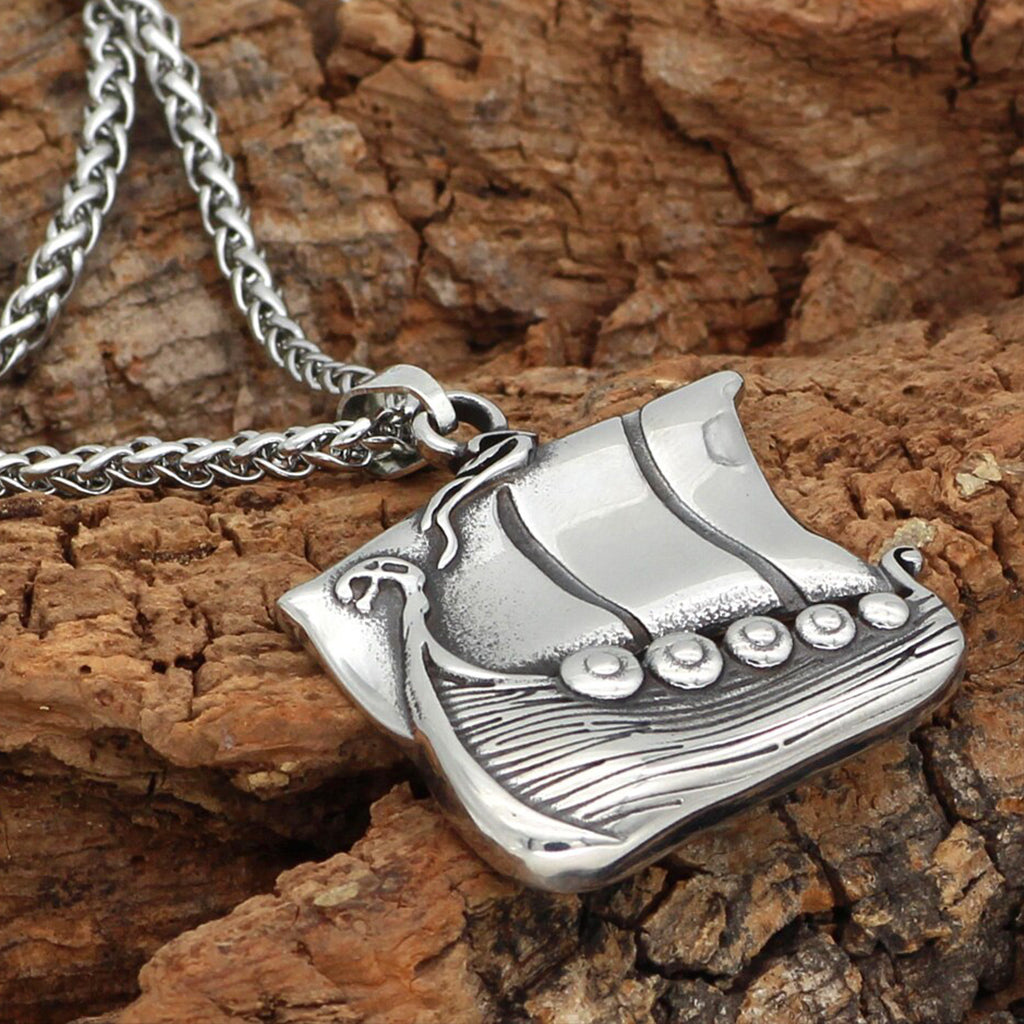 Silverfärgat halsband med skepp från vikingatiden