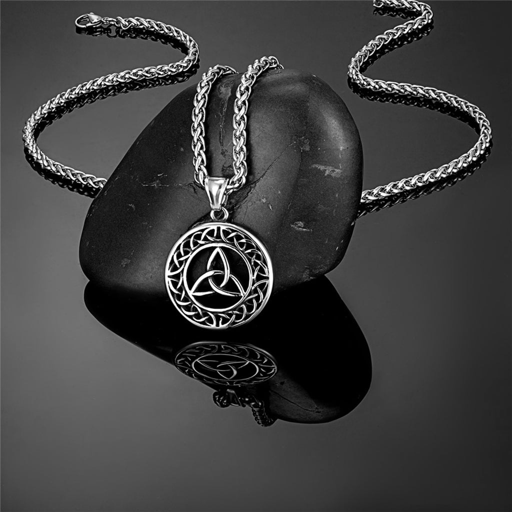 Keltiskt halssmycke med triquetra i mitten