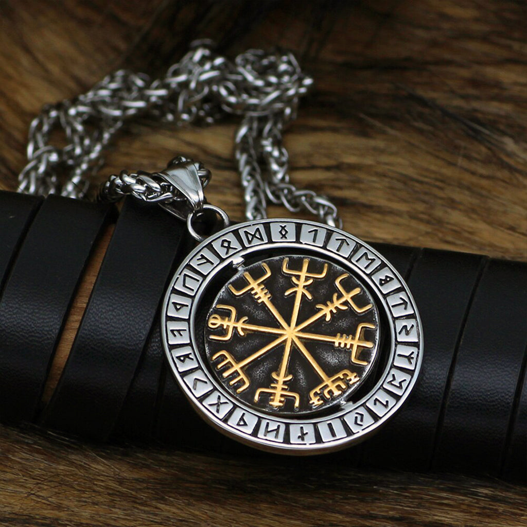 Roterbart halssmycke med gravyr i form av rungaldern vegvisir i mitten och runor runtom