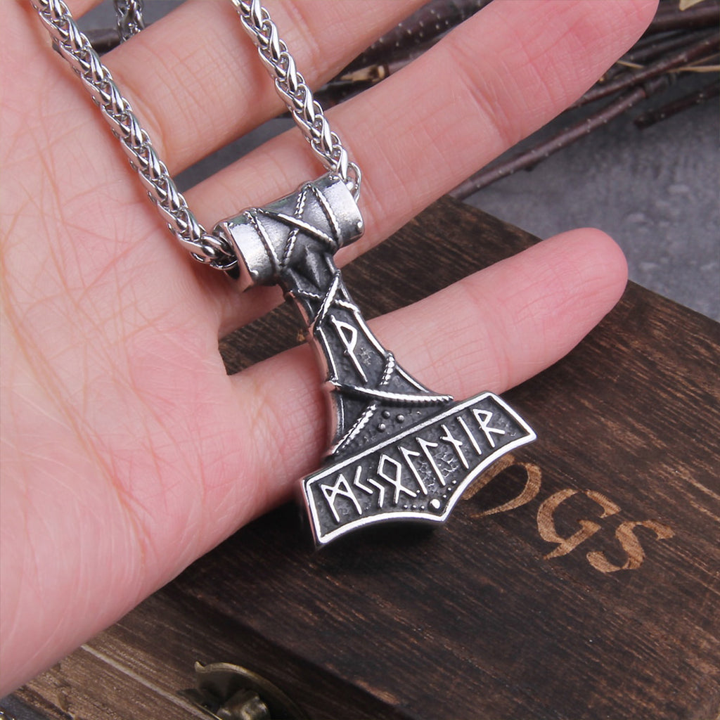 Vikingatida hammaramulett utsmyckad med runor från den äldre futharken