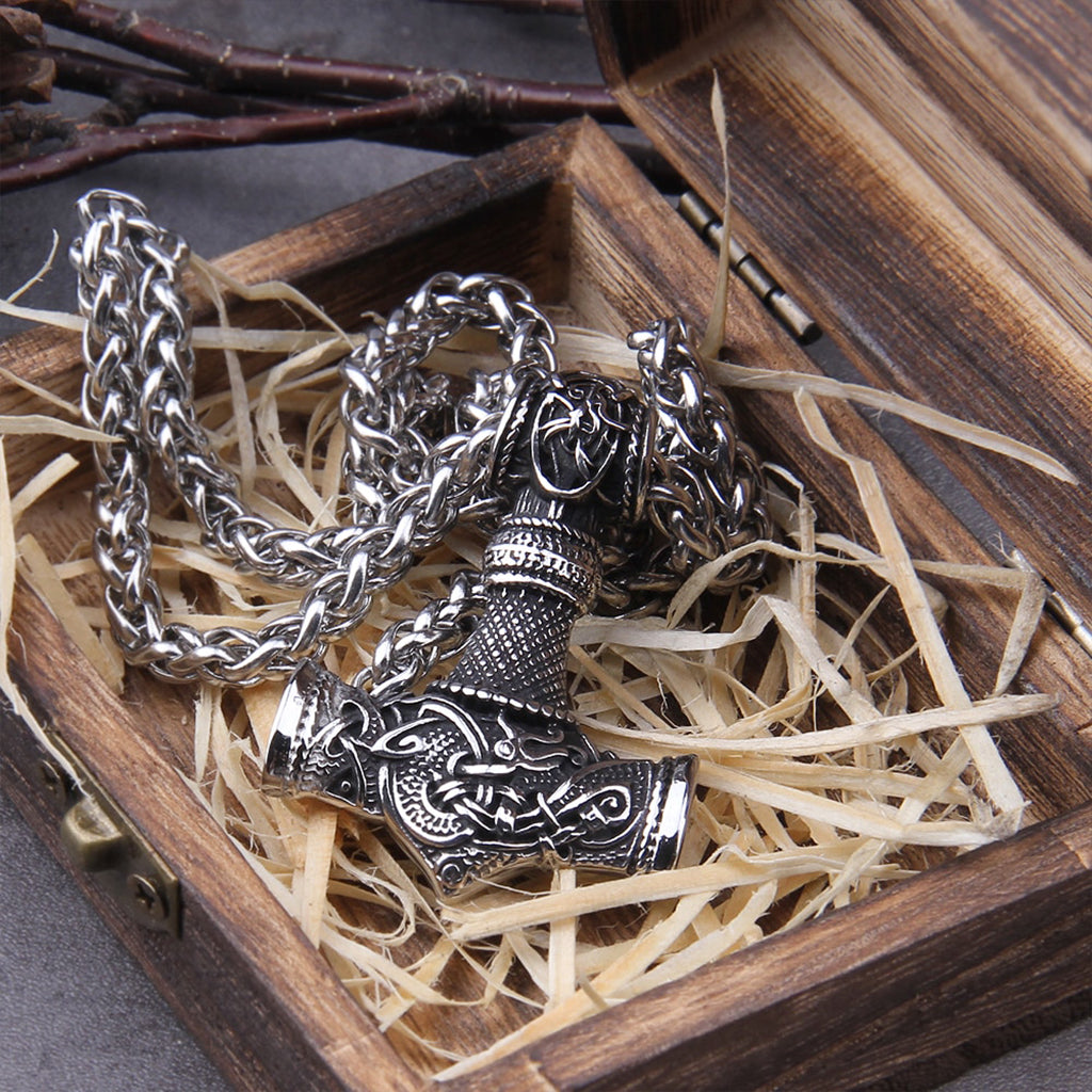 Vikingatida silversmycke föreställande Tors hammare Mjölner från nordiska gudasgaor