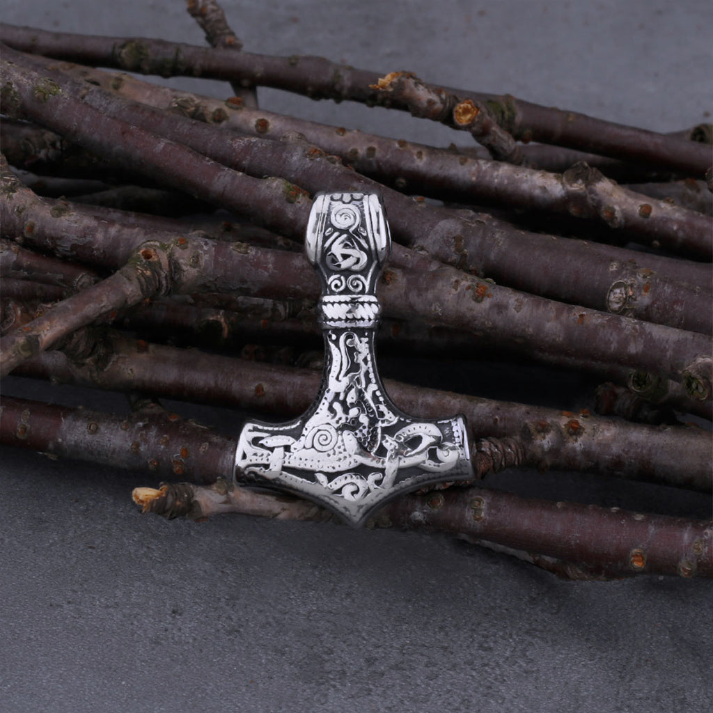Fornnordiskt hammarhänge dekorerat med djurornamentik i Mammenstil
