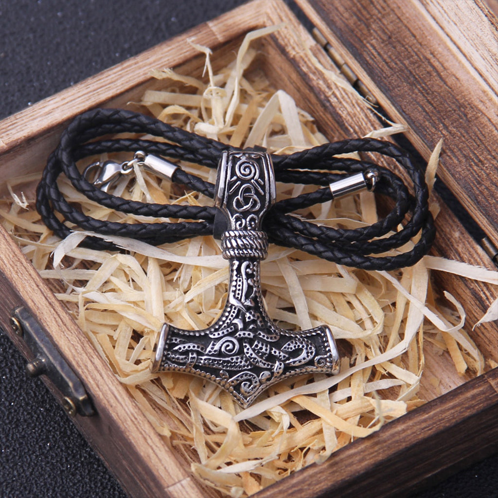 Rikligt utsmyckad torshammare tillverkad i sterling silver