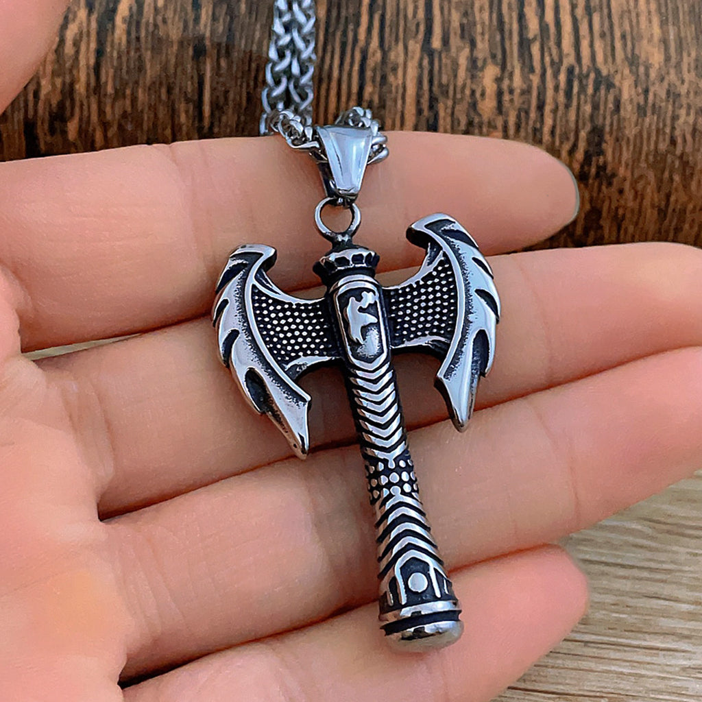 Stålfärgat hänge i form av en dubbelhövdad yxa