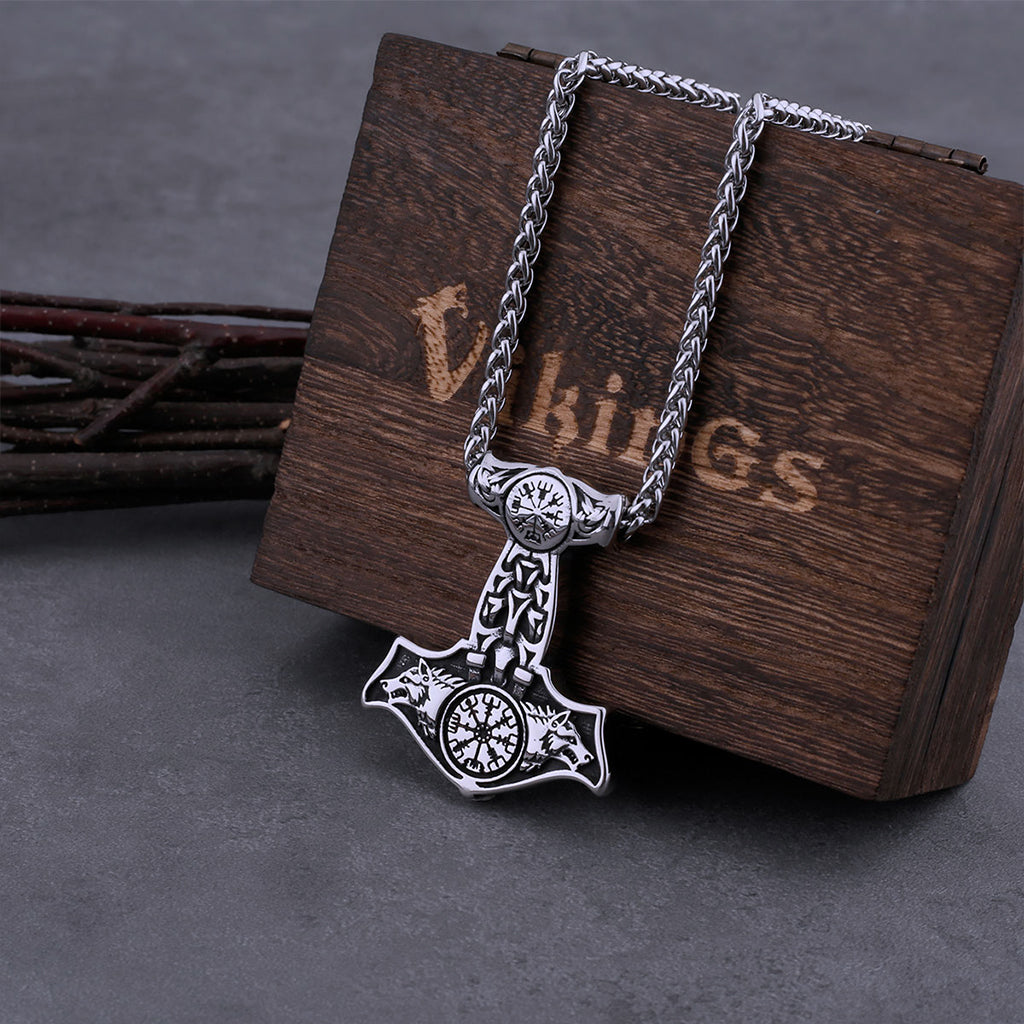 Hammarformat hänge garnerat med vegvisir och ulvar