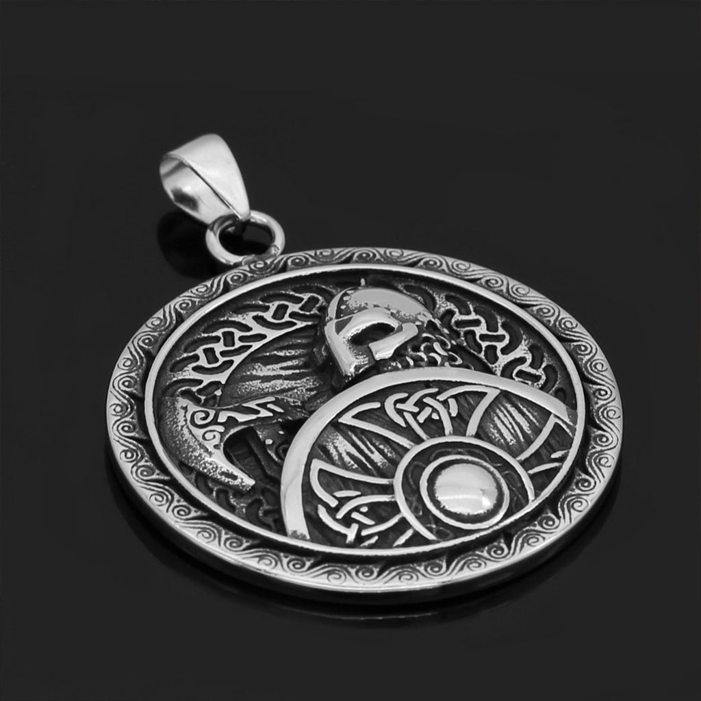 Runt hängsmycke utsmyckat med vikingakrigare med yxa och träsköld