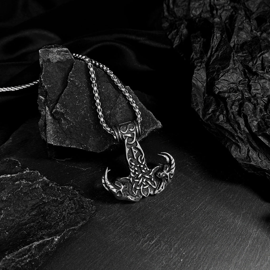 Hammarformat hängsmycke föreställande bockarna Tanngrisner och Tanngnjost