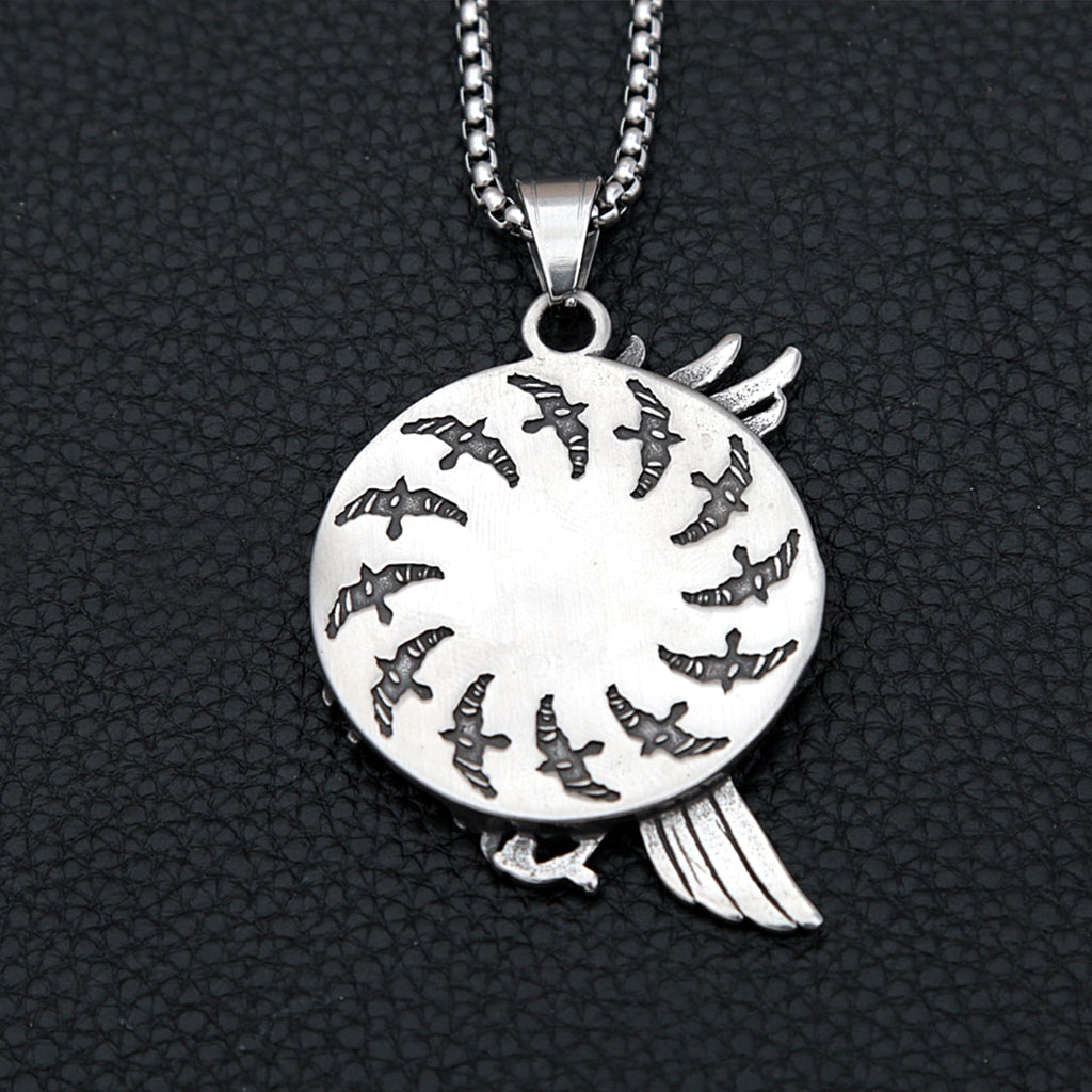 Cirkelformat hängsmycke i form av en korp