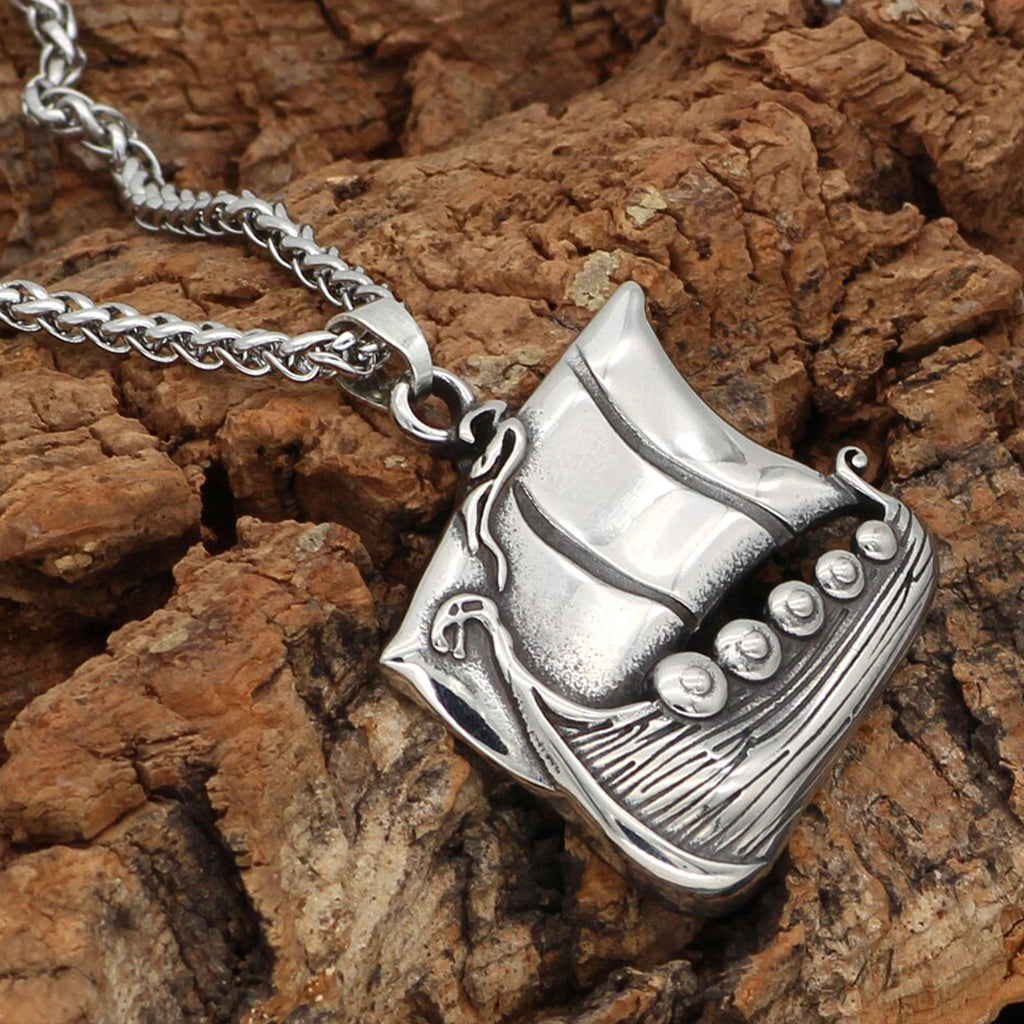 Hängsmycke som föreställer ett vikingatida drakskepp