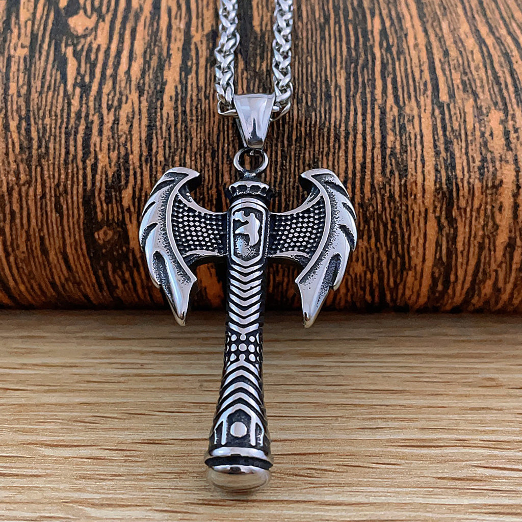 Hängsmycke i stål föreställande yxa