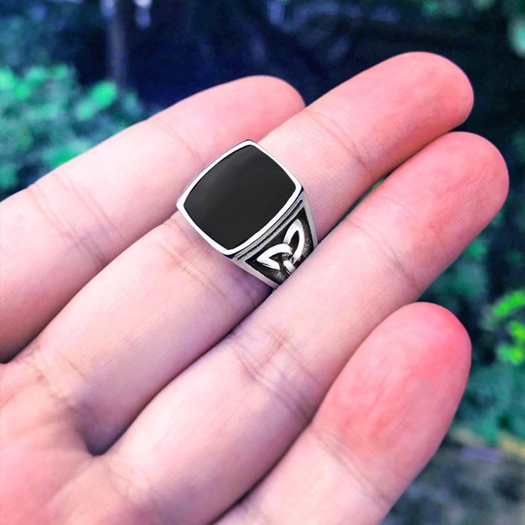 Silverfärgad ring från vikingatiden med keltisk design