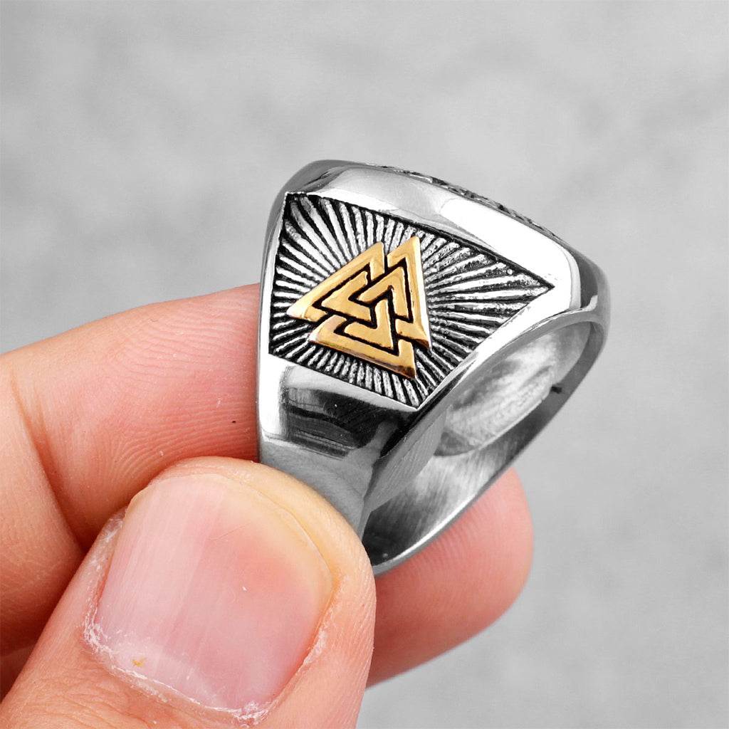 Vikingatida signetring med Odens symbol i en strålande guldfärg