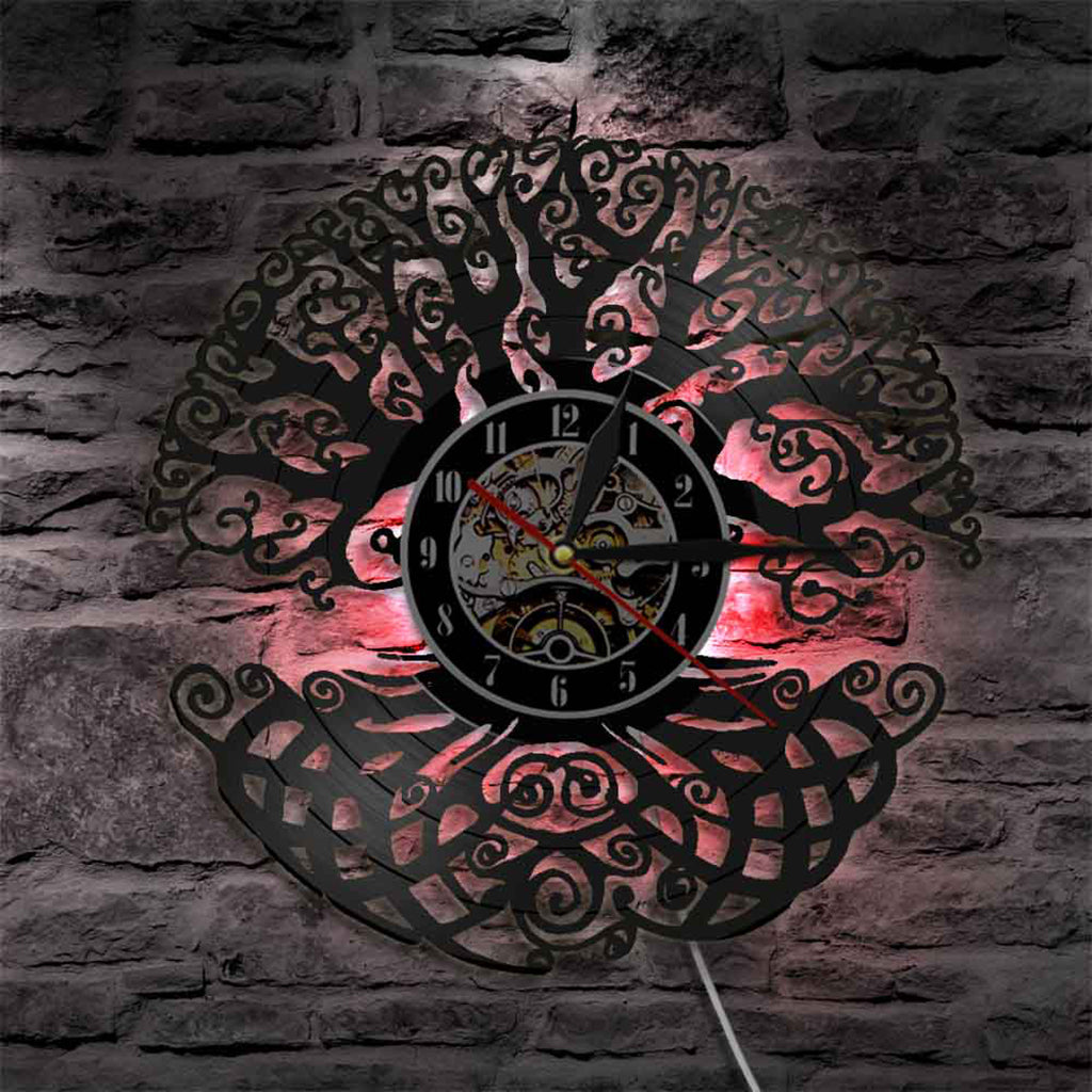 Rund väggklocka formad som trädet Yggdrasil i fornnordiska myter