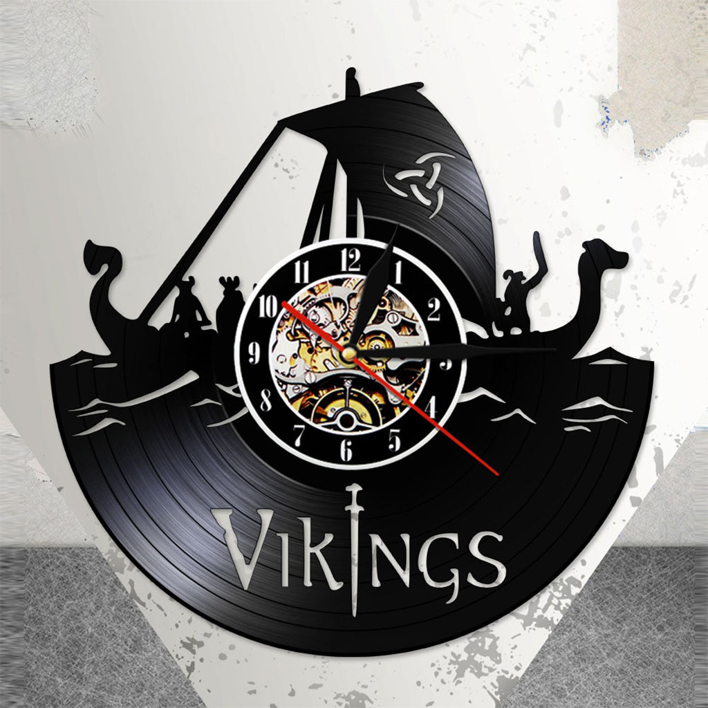 Väggklocka i form av LP-skiva med laserskuret vikingamotiv på urtavlan
