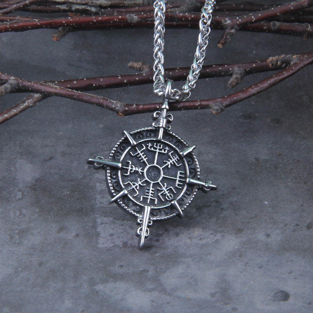 Halsband med hängsmycke föreställande en kompassros utsmyckad med vegvisir