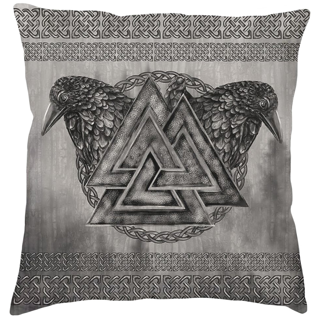 Gråfärgad kudde i polyester med motiv av Odens korpar och valknut