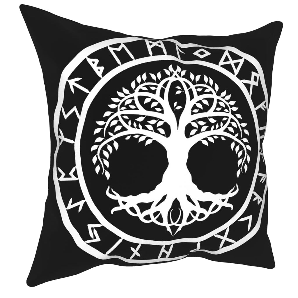 Svartfärgat kuddfodral med vitt motiv av världsträdet Yggdrasil med runskrift runtom