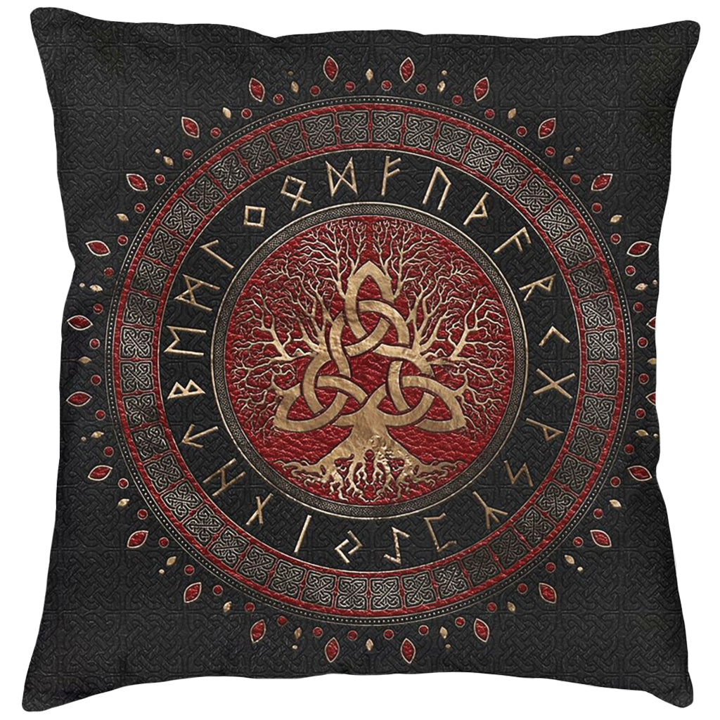 Svart kuddfodral med cirkulärt motiv av vikingavärldens livets träd