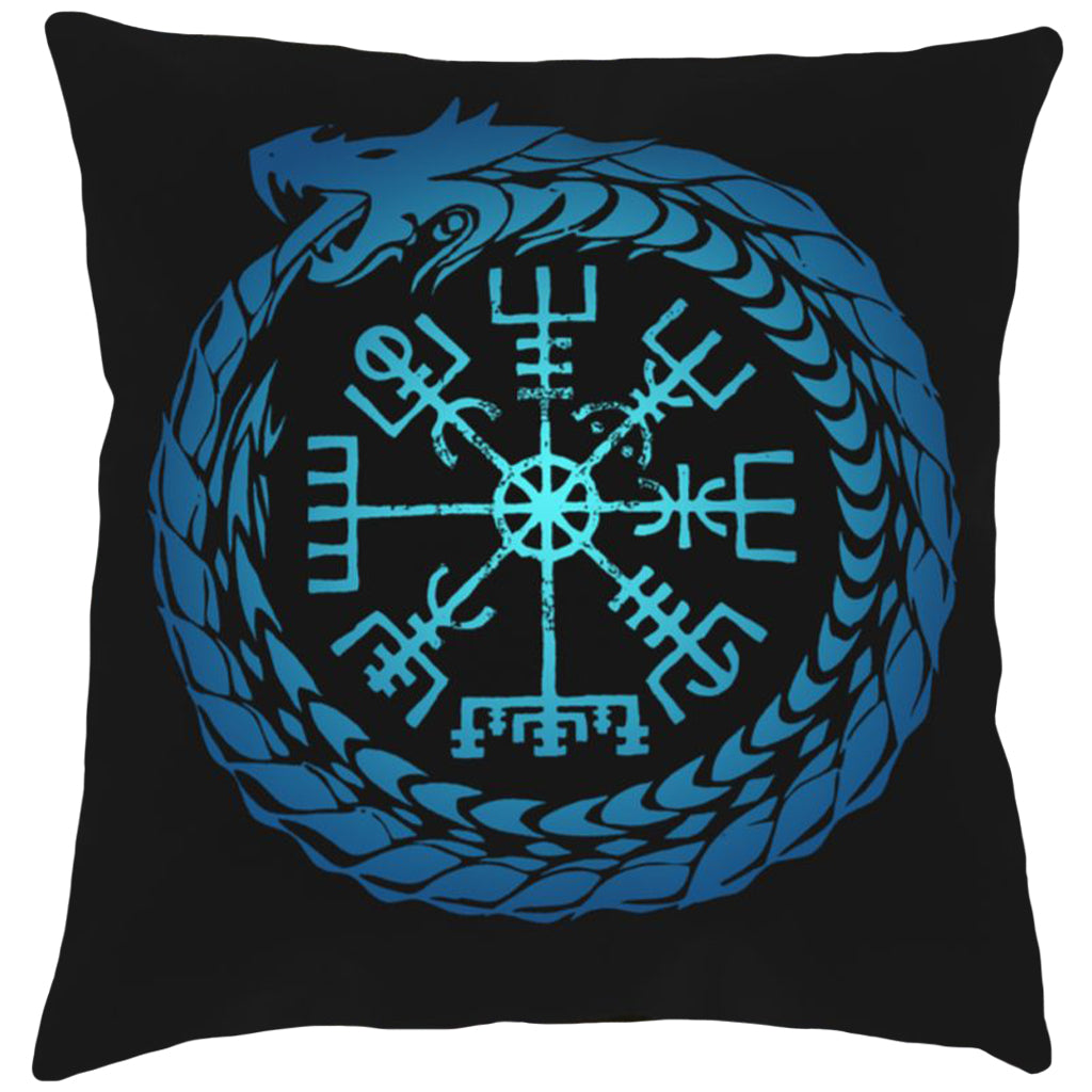 Svart kuddfodral med blåfärgat textiltryck av svanssväljande orm och rungaldern vegvisir