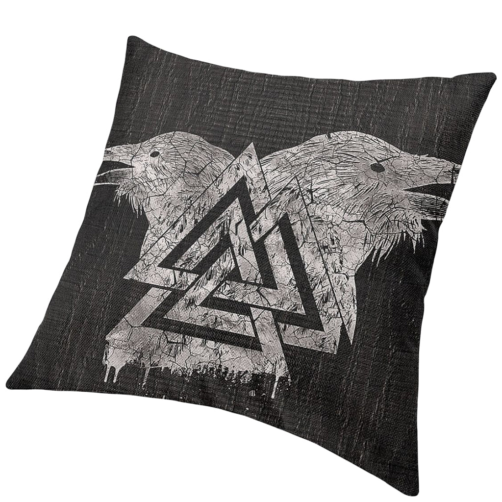 Gråfärgat kuddfodral med vitt textiltryck av valknut och fåglarna Hugin och Munin