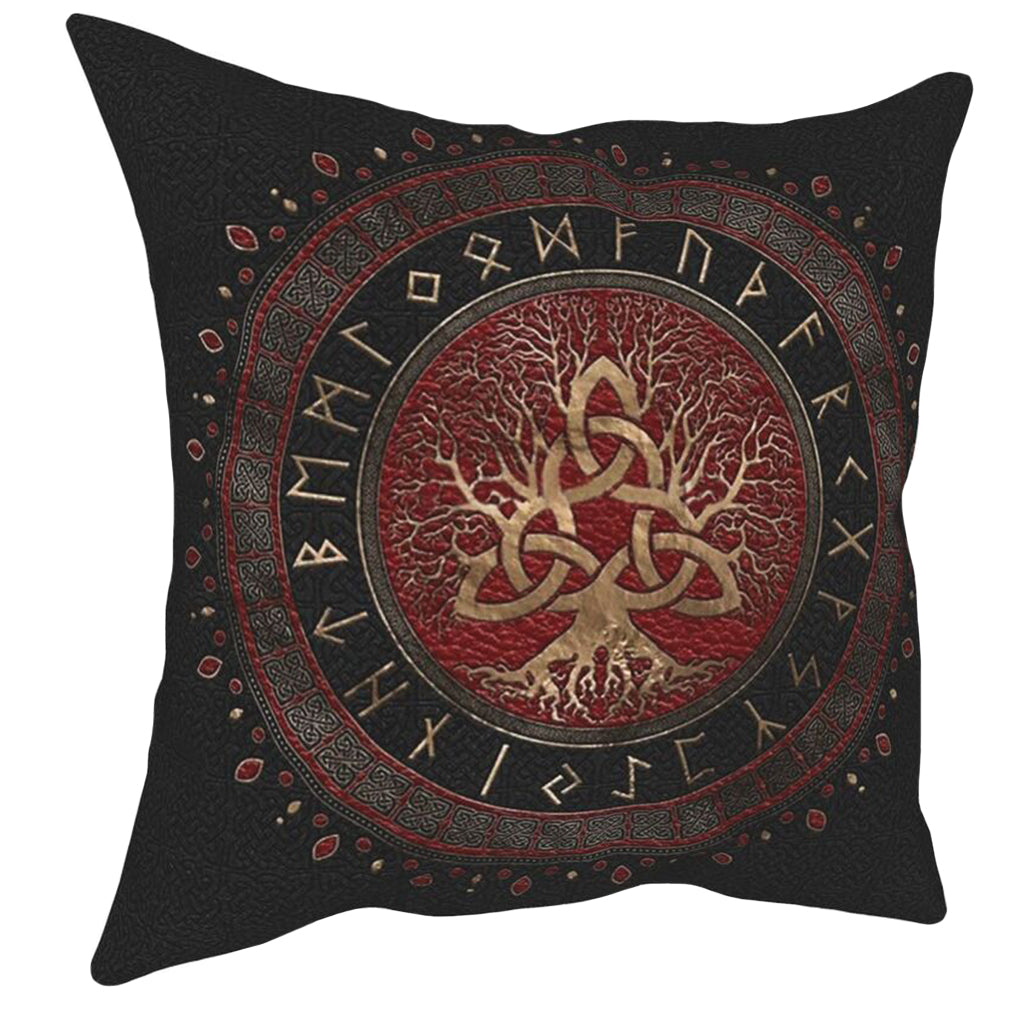 Svartfärgad kudde med motiv av trädet Yggdrasil där grenarna bildar en triquetra
