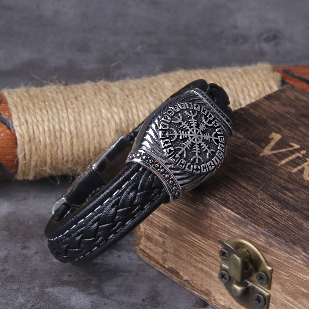 Mörkt läderarmband för män som dekorerats med rungaldern Helm of Awe