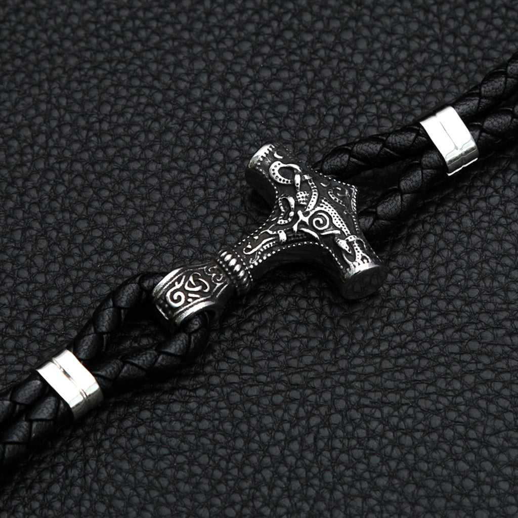 Mörkt läderarmband för män smyckat med Tors hammare i stål
