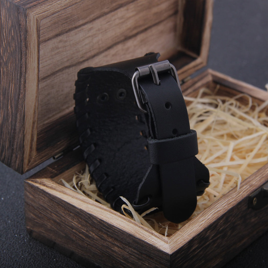 Svart läderarmband med Odens triangelformade symbol etsad på silverfärgad metallskiva