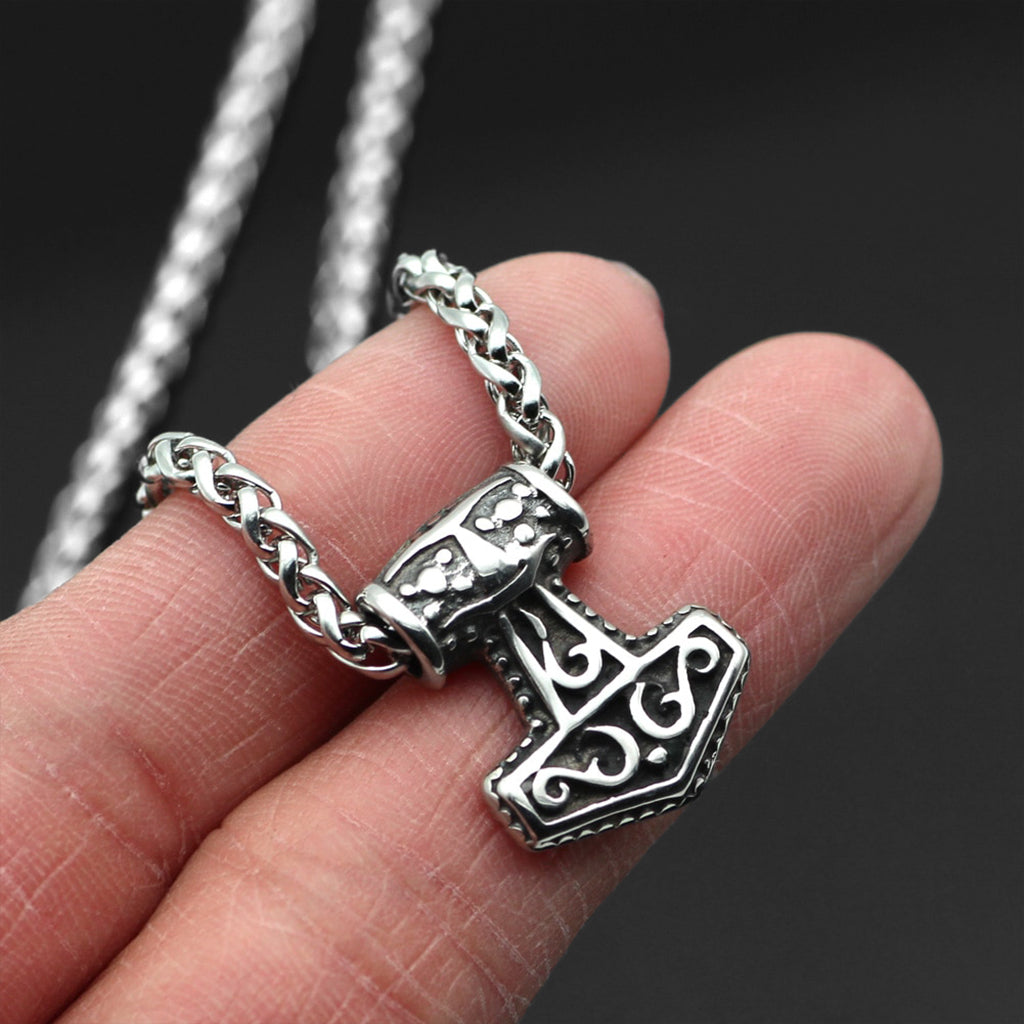 Litet hammarformat smycke från vikingatiden