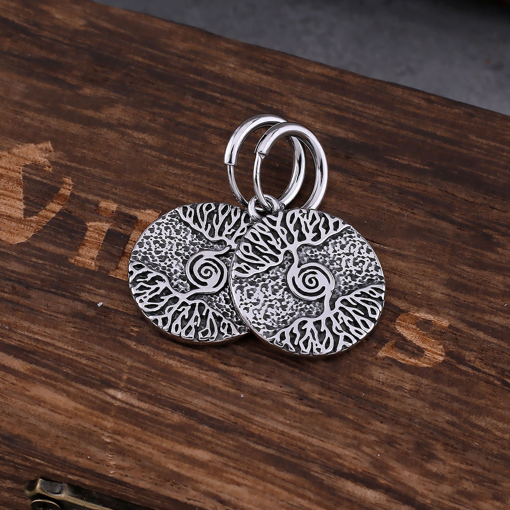 Silverfärgat örhängespar dekorerade med livets träd
