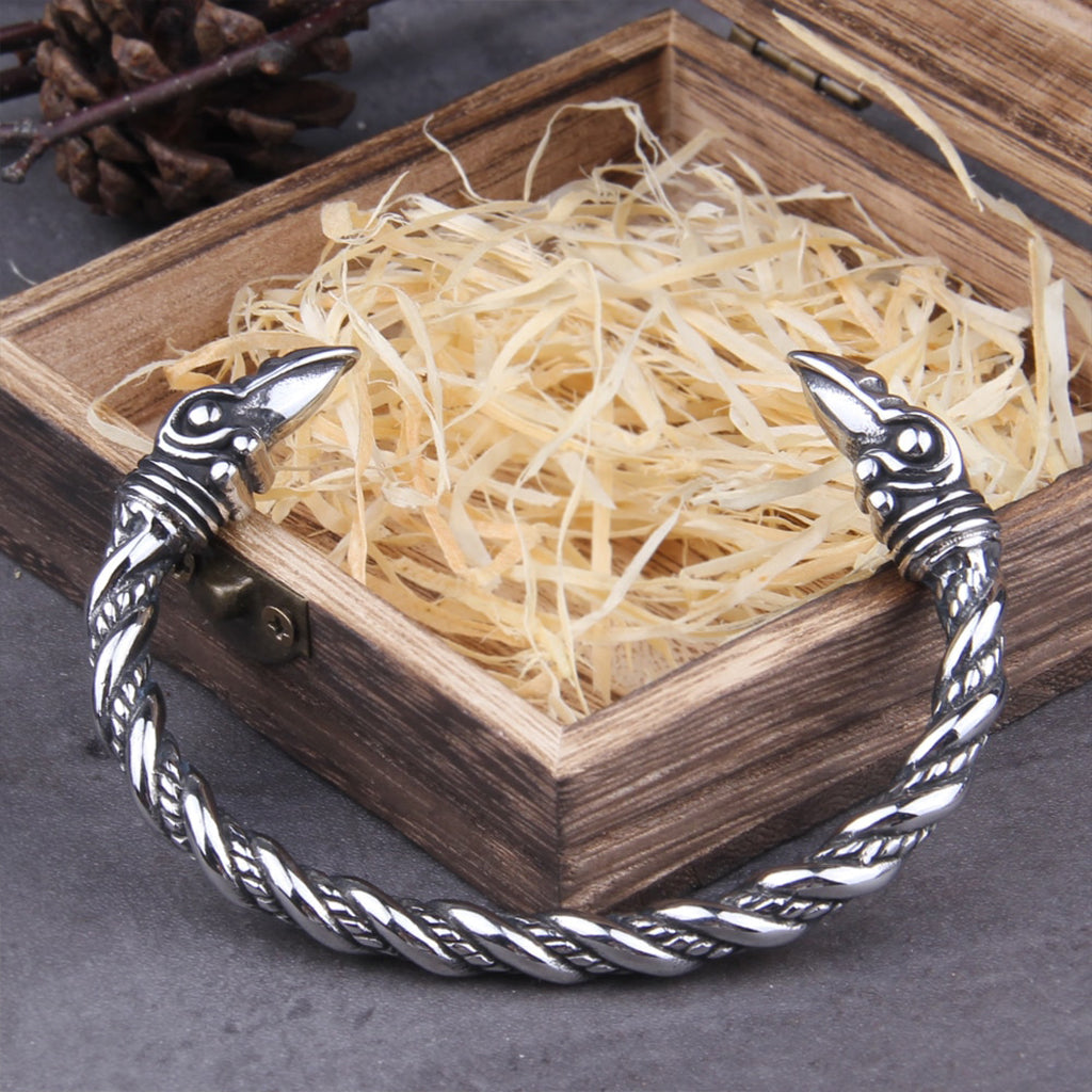 Vikingatida manschettarmband i rostfritt stål med stiliserade fågelhuvuden
