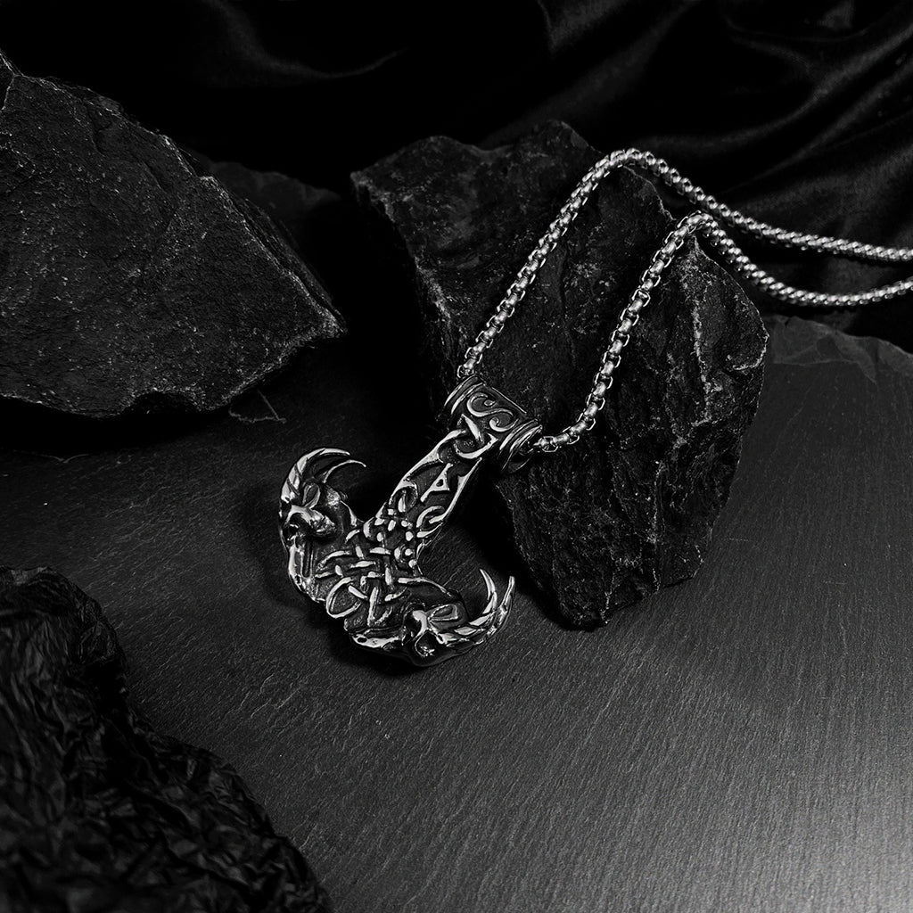 Silverfärgad torshammare i stål med Tors baggar