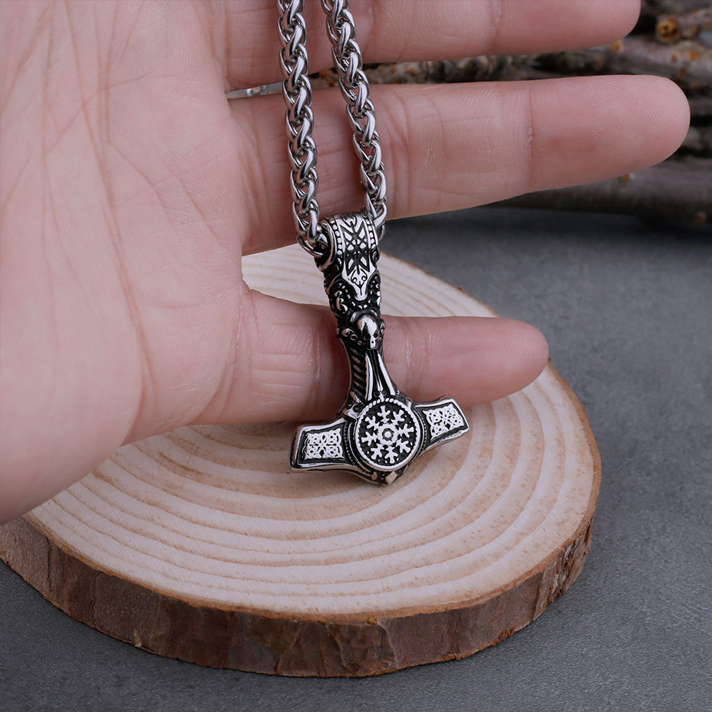 Torshammare med gravyr i form av skräckhjälm och dödskalle