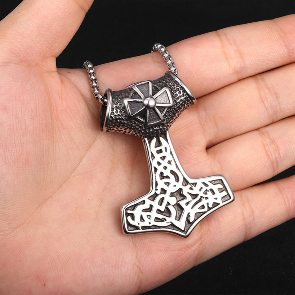 Hammarformad amulett i stål graverad med ett järnkors