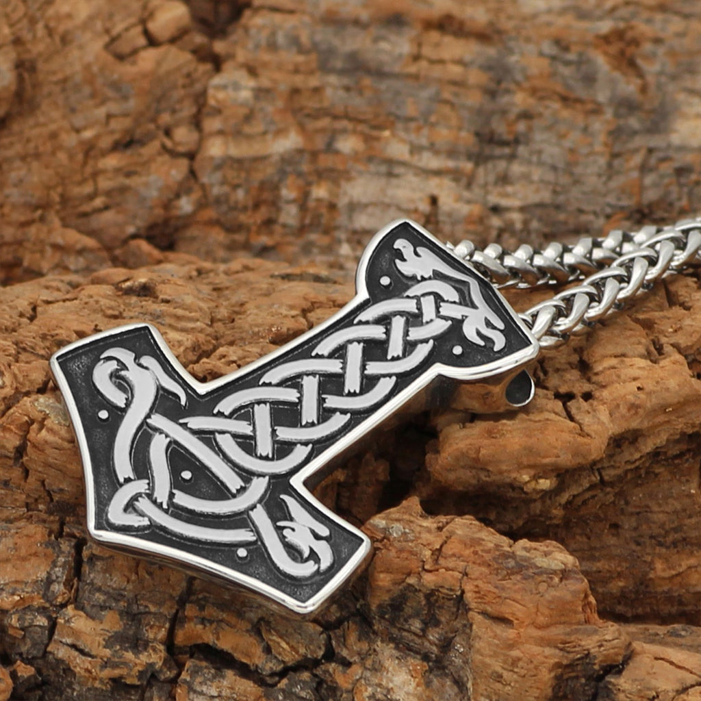 Torshammare i metall med gravyr i form av drakar