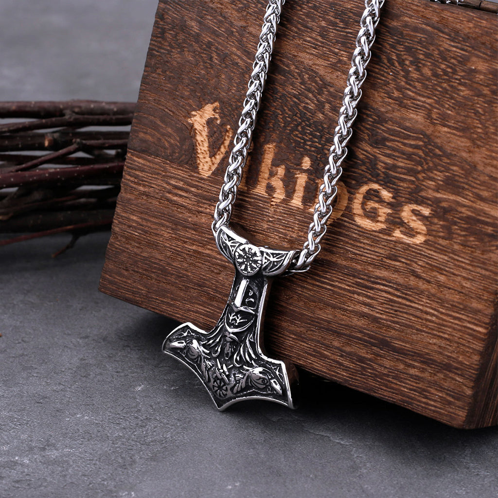 Mjölner-amulett i stål utsmyckad med Odens korpar Hugin och Munin