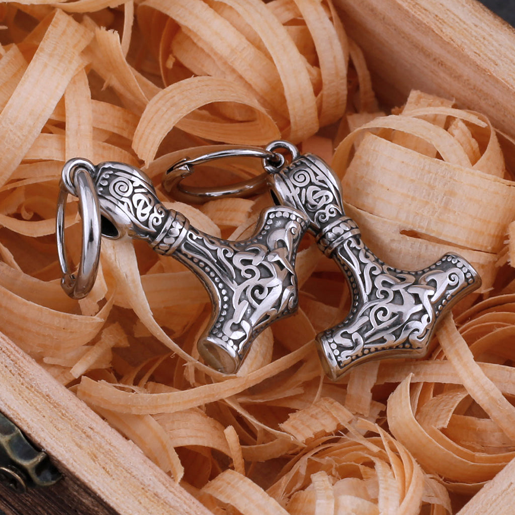 Stålörhängen föreställande hammaren Mjölner från nordisk mytologi