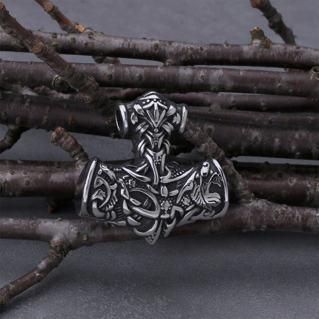 Modern torshammare som hyllar den nordiske åskguden