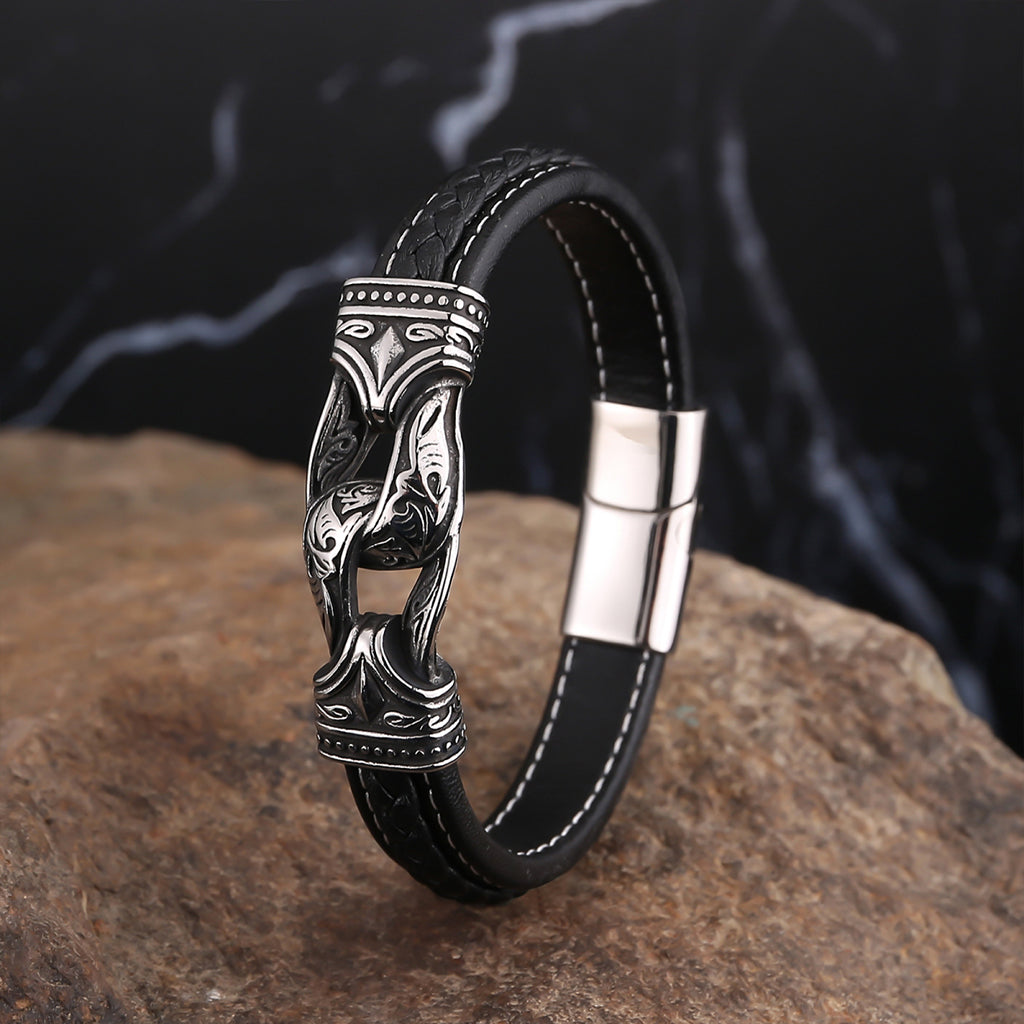 Nordiskt armband tillverkat i svart skinn