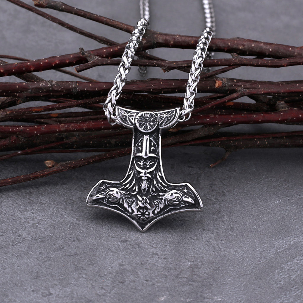 Hammarformat halssmycke i rostfritt stål med gravyr i form av Odens ansikte