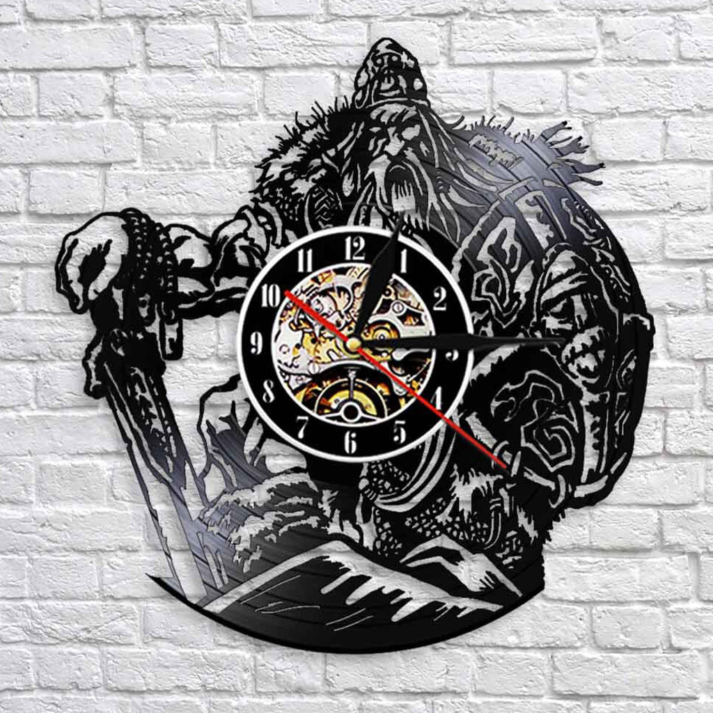 Väggklocka med motiv av den nordiske guden Oden hållande i svärd