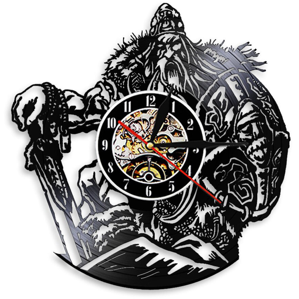 Svart klocka för väggplacering med motiv av asaguden Oden