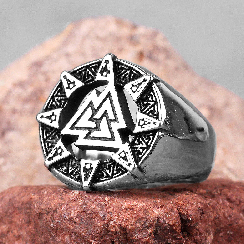 Vikingaring med Odens symbol på framstycket