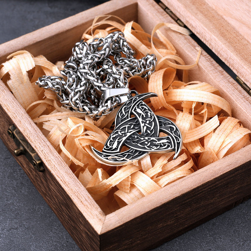 Silverfärgat halsband med symbolen Odens horn, som har sitt ursprung i den nordiska mytologin