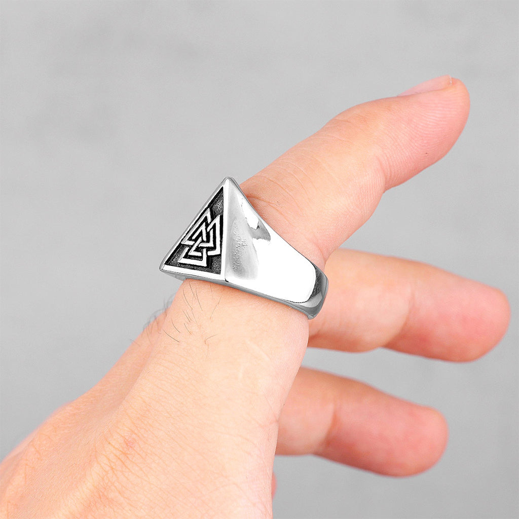 Silverfärgad herring med Odens knop på framstycket