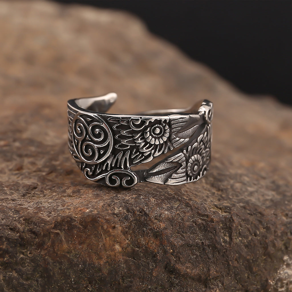 Fornnordisk ring formad som Odens korpar Hugin och Munin