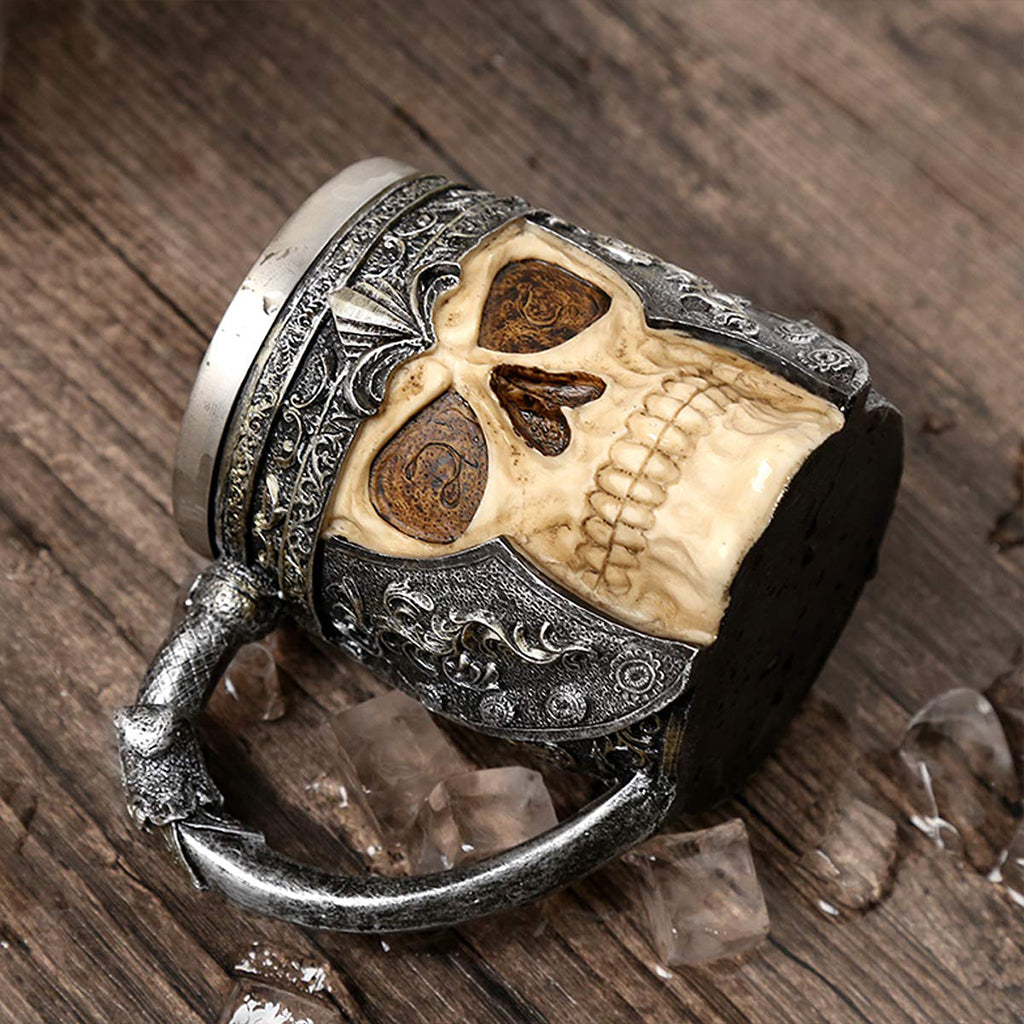 Ölkrus i polyresin format som en mänsklig dödskalle med vikingahjälm